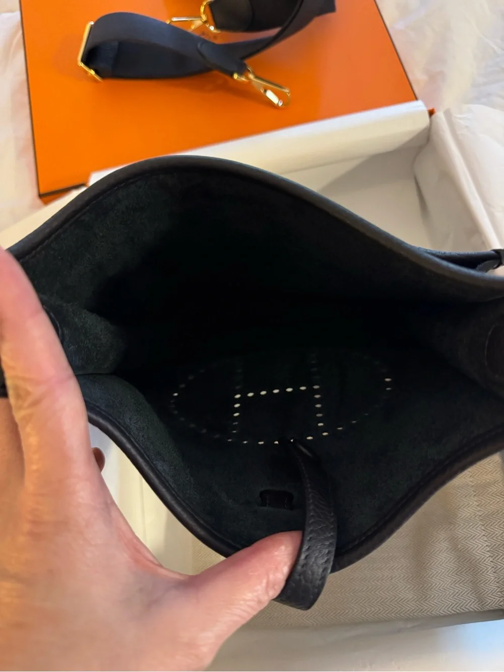 23 Hermes (Caban) Evelyne 23 in Clemence leather Shoulder Bag with Gold Hardware - Picture 8 of 13